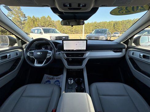 Used 2025 Ford Explorer Active w/ Active Comfort Package image 11