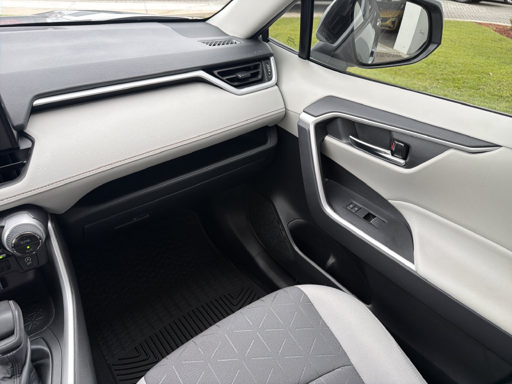 Used 2022 Toyota RAV4 XLE w/ Convenience Package FWD image 19