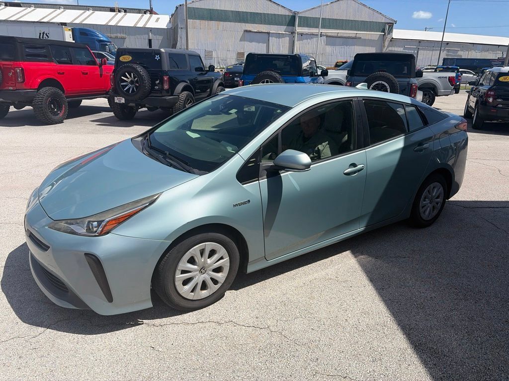 Used 2020 Toyota Prius L Eco FWD image 2