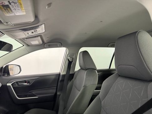 Used 2025 Toyota RAV4 XLE AWD/4WD image 21