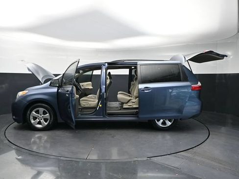 Used 2017 Toyota Sienna LE FWD image 34