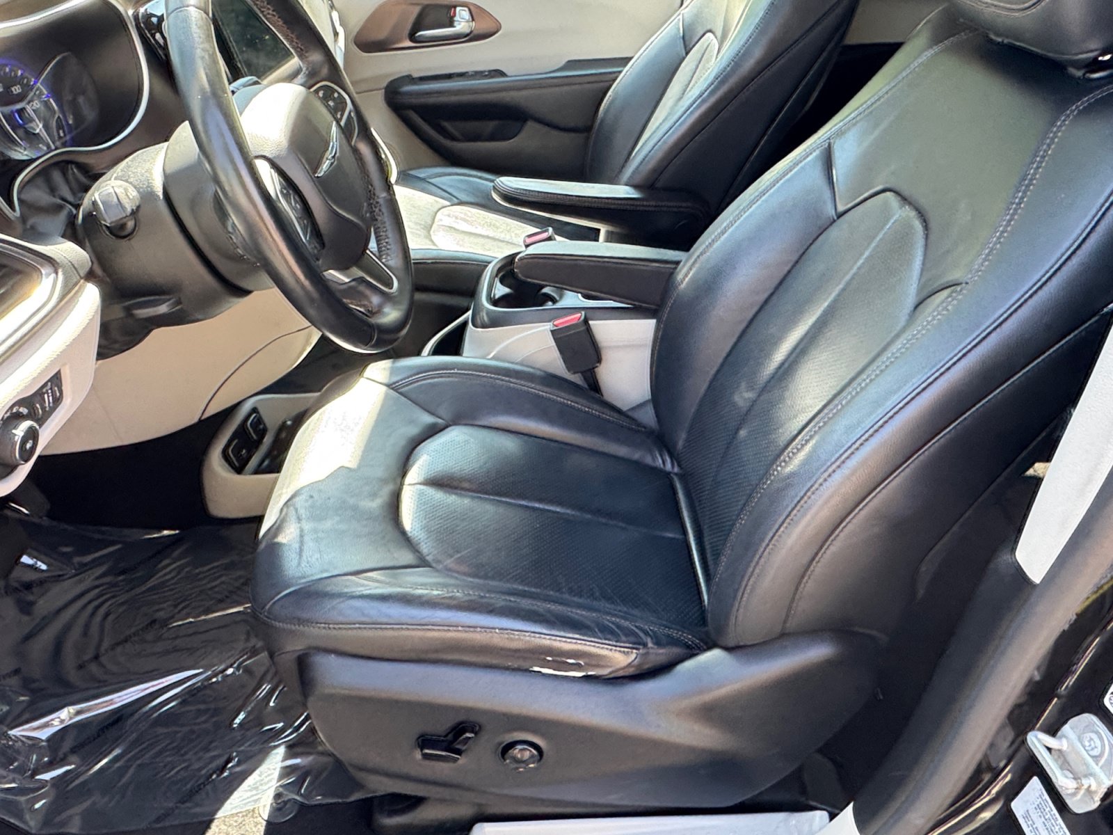 Used 2017 Chrysler Pacifica Touring-L Plus w/ Tire & Wheel Group FWD image 9