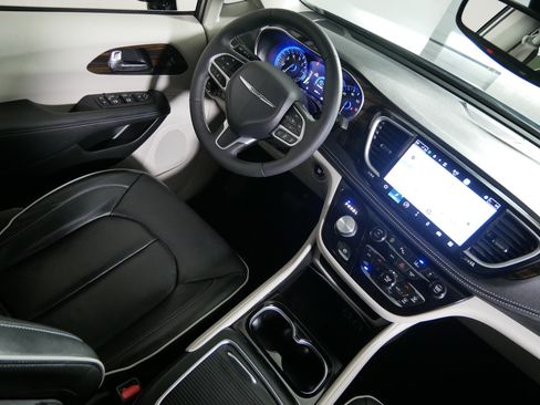 Used 2023 Chrysler Pacifica Limited AWD/4WD image 9