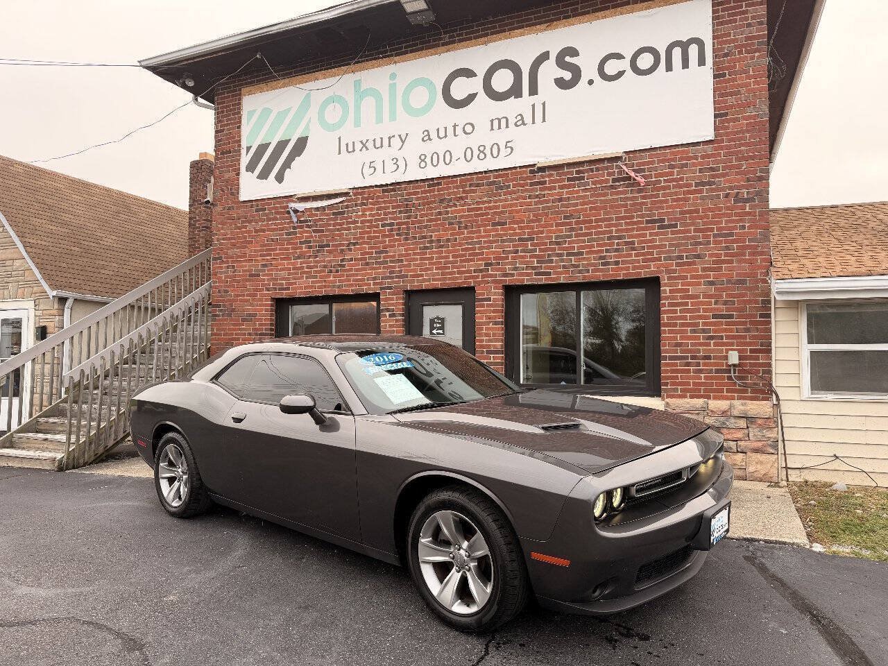 Used 2016 Dodge Challenger SXT RWD image 1