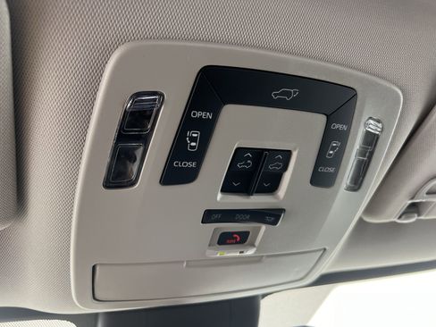 Used 2024 Toyota Sienna XLE FWD image 22