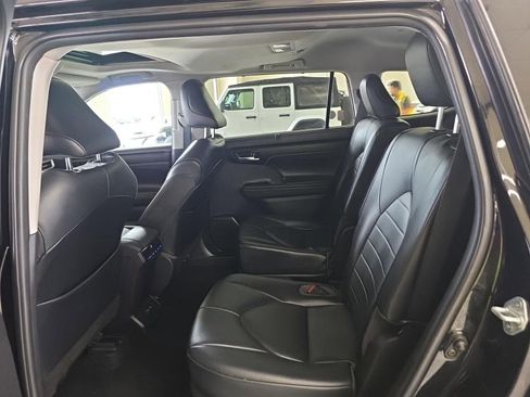 Used 2021 Toyota Highlander XLE AWD/4WD image 6