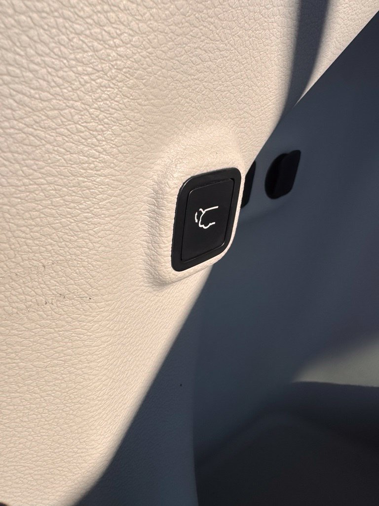 Used 2019 Jeep Cherokee Limited FWD image 15