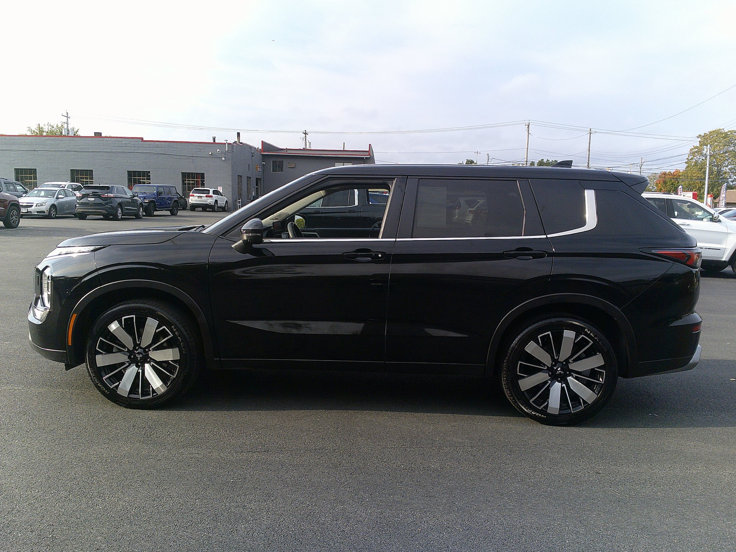 Used 2025 Mitsubishi Outlander SE AWD/4WD image 11