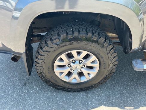 Used 2017 Toyota Tacoma SR5 RWD image 19