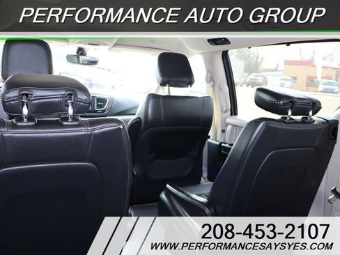 Used 2019 Chrysler Pacifica Touring-L image 8