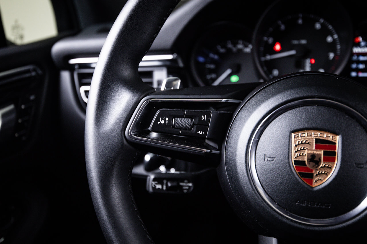 Certified 2026 Porsche Macan AWD/4WD image 17