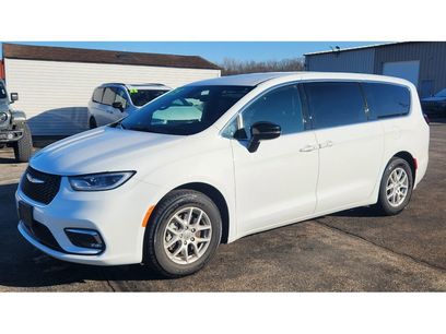 Used 2025 Chrysler Pacifica Select