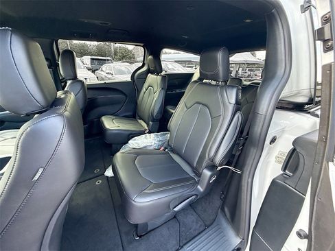 New 2026 Chrysler Pacifica Select image 25