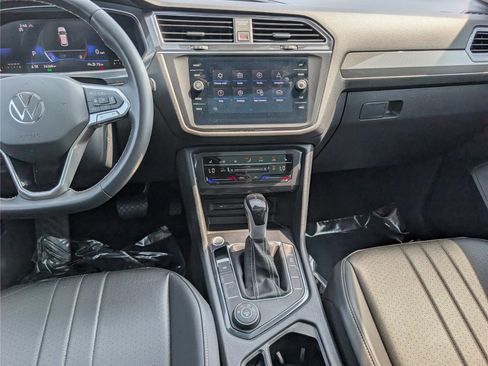 Used 2023 Volkswagen Tiguan SE w/ Panoramic Sunroof Package AWD/4WD image 15