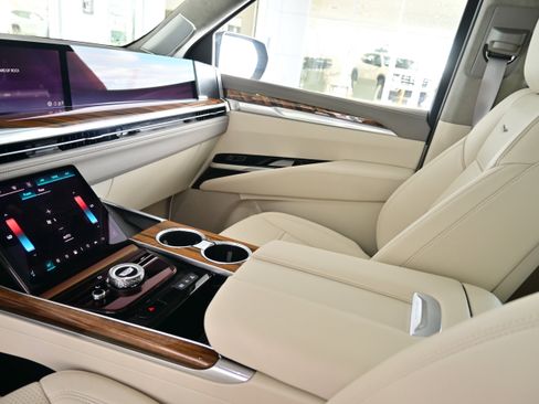 Used 2025 Cadillac Escalade Sport Platinum w/ LPO, ONYX Package image 36