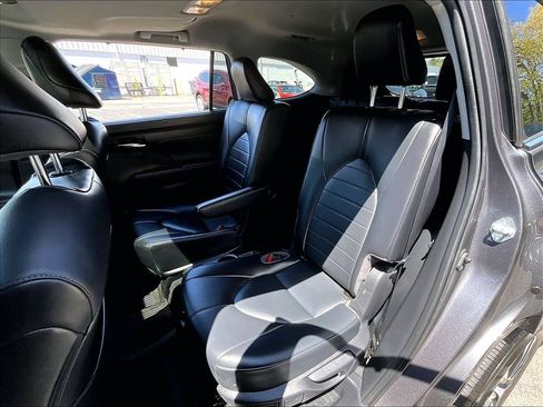Used 2021 Toyota Highlander XLE AWD/4WD image 14