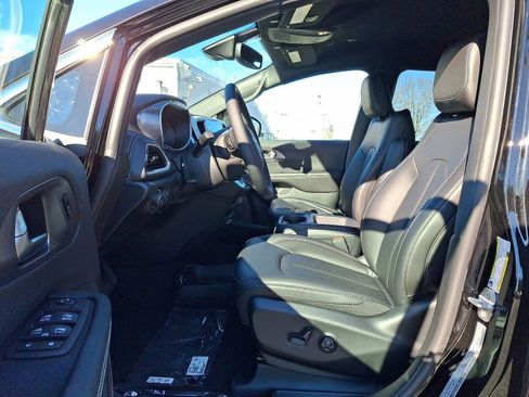 New 2026 Chrysler Pacifica Select image 6
