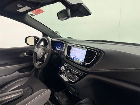 Used 2025 Chrysler Pacifica Select FWD image 32