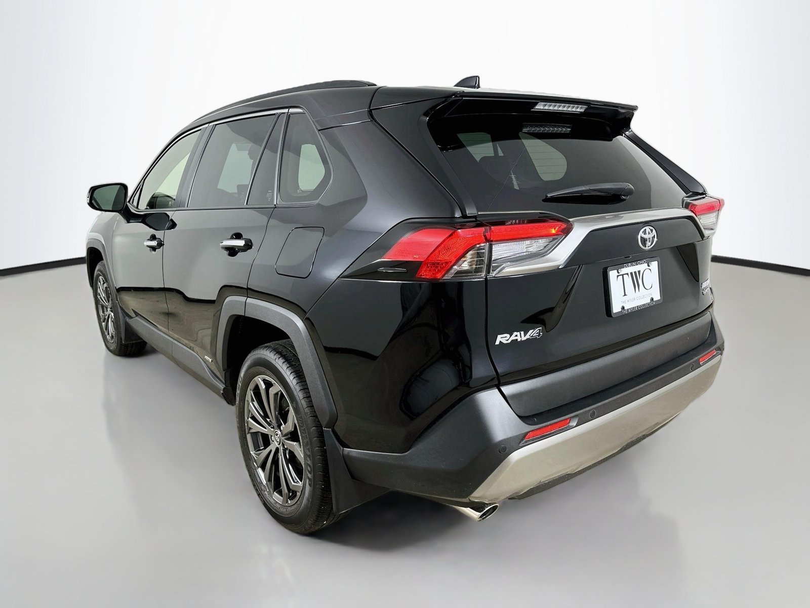 Used 2025 Toyota RAV4 Limited w/ Advanced Technology Package AWD/4WD image 7