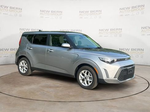 Used 2025 Kia Soul LX w/ LX Technology Package FWD image 7