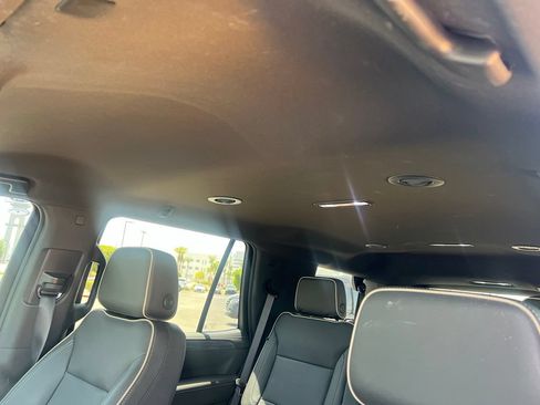 Used 2022 GMC Yukon SLT w/ SLT Luxury Package AWD/4WD image 11