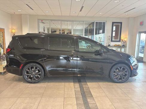 Used 2020 Chrysler Pacifica Touring-L w/ Advanced Safetytec Group image 3