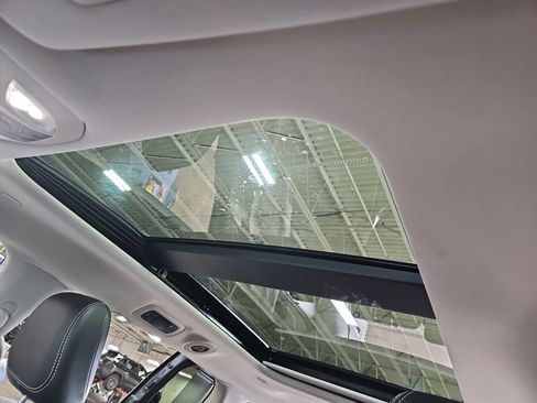 Used 2023 Chrysler Pacifica Limited w/ Uconnect Theater Family Group image 35