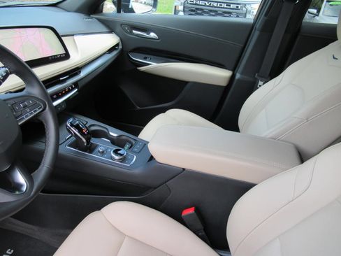 Certified 2024 Cadillac XT4 Luxury w/ Cold Weather Package FWD image 17