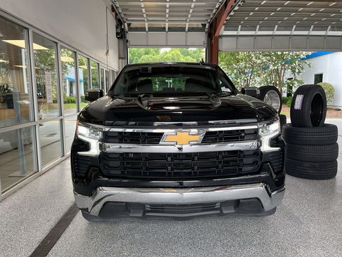 Used 2025 Chevrolet Silverado 1500 LT RWD image 2
