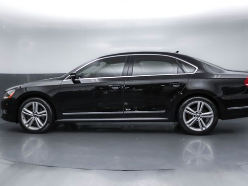 Used 2013 Volkswagen Passat TDI SEL Premium image 2