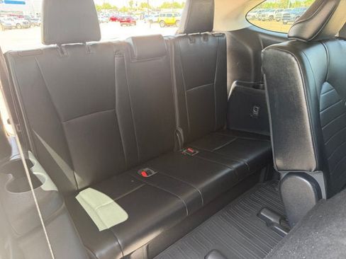 Used 2021 Toyota Highlander XLE AWD/4WD image 16