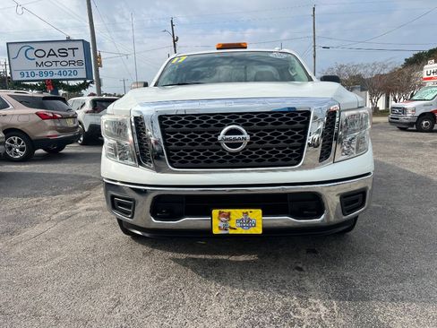 Used 2017 Nissan Titan SV image 8