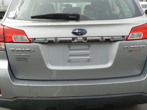 Used 2010 Subaru Outback 2.5i image 5