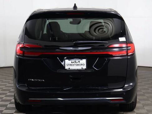 Used 2024 Chrysler Pacifica Touring-L FWD image 13