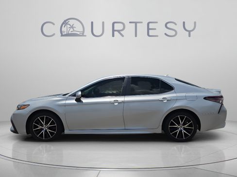 Used 2024 Toyota Camry SE FWD image 2