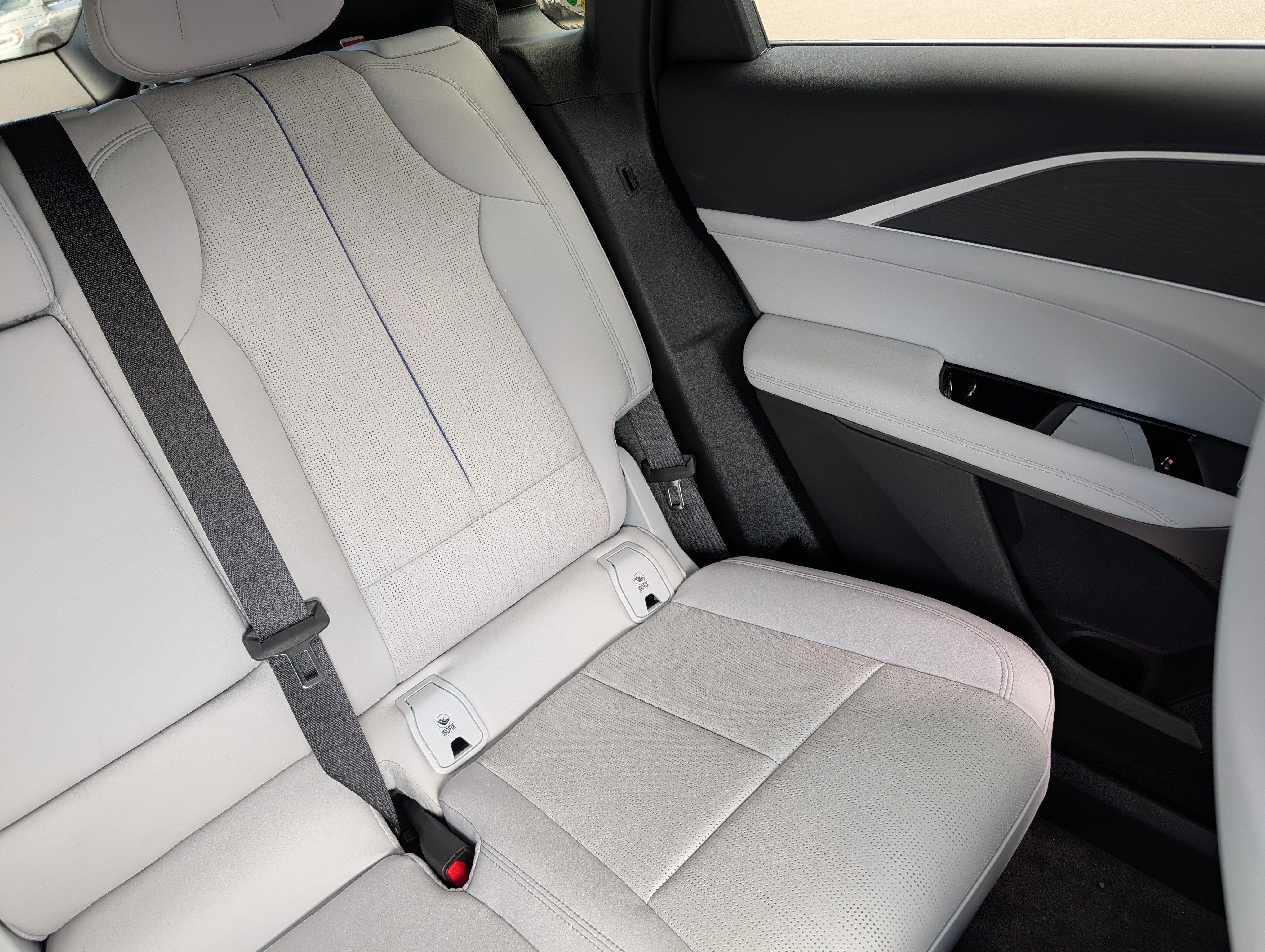 Used 2026 Cadillac Lyriq Luxury w/ LPO, Floor Liner Package AWD/4WD image 12