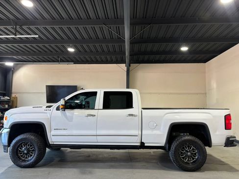 Used 2018 GMC Sierra 2500 SLT w/ Duramax Plus Package AWD/4WD image 4