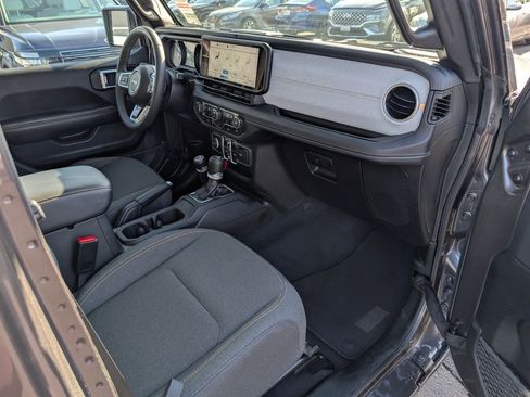 Used 2025 Jeep Wrangler Unlimited Sahara AWD/4WD image 9