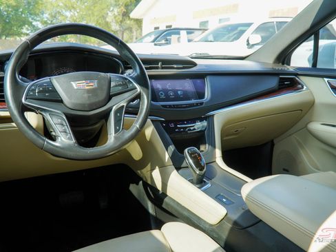 Used 2017 Cadillac XT5 Luxury w/ Driver Awareness Package image 15