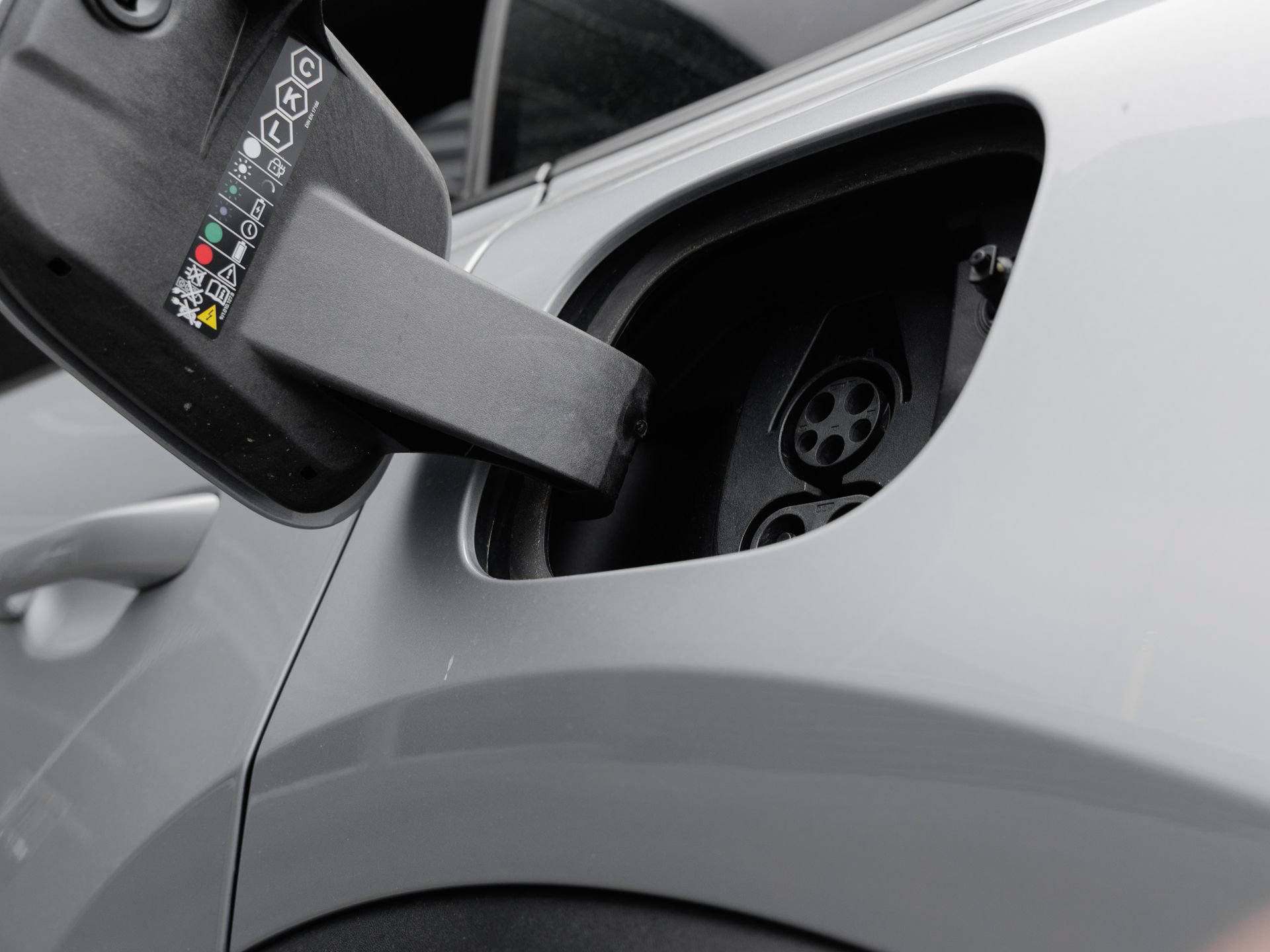 Certified 2025 Porsche Macan Electric RWD image 27