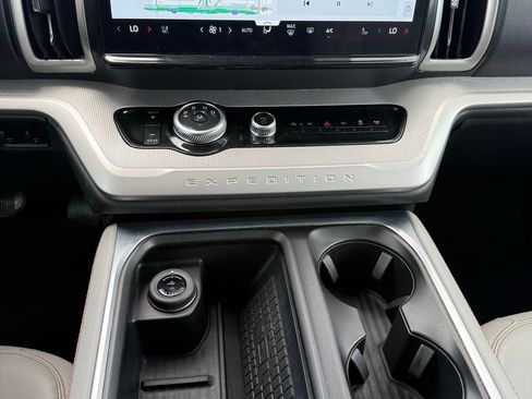 Used 2025 Ford Expedition Active RWD image 8