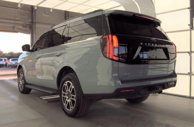 Used 2025 Ford Expedition Active AWD/4WD image 7
