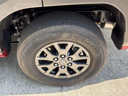 Used 2025 Toyota 4Runner SR5 AWD/4WD image 17