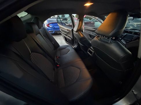 Used 2020 Toyota Camry SE FWD image 11