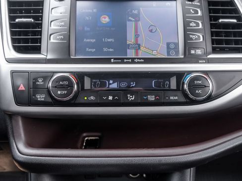 Used 2017 Toyota Highlander XLE AWD/4WD image 31