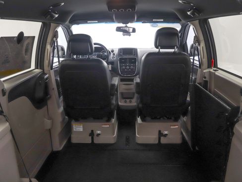 Used 2016 Dodge Grand Caravan SXT FWD image 14