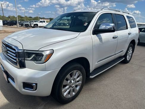 Used 2018 Toyota Sequoia Platinum RWD image 3