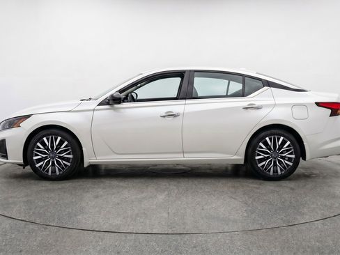 Used 2025 Nissan Altima 2.5 SV FWD image 3