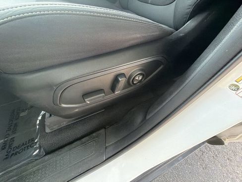 Used 2023 Jeep Grand Cherokee Laredo RWD image 13