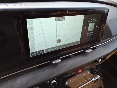 Used 2024 Kia Carnival EX image 23